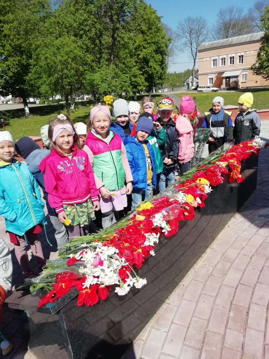 Посещение воспитанниками детского сада места памяти героев, погибших в годы ВОВ в аг. Субочи